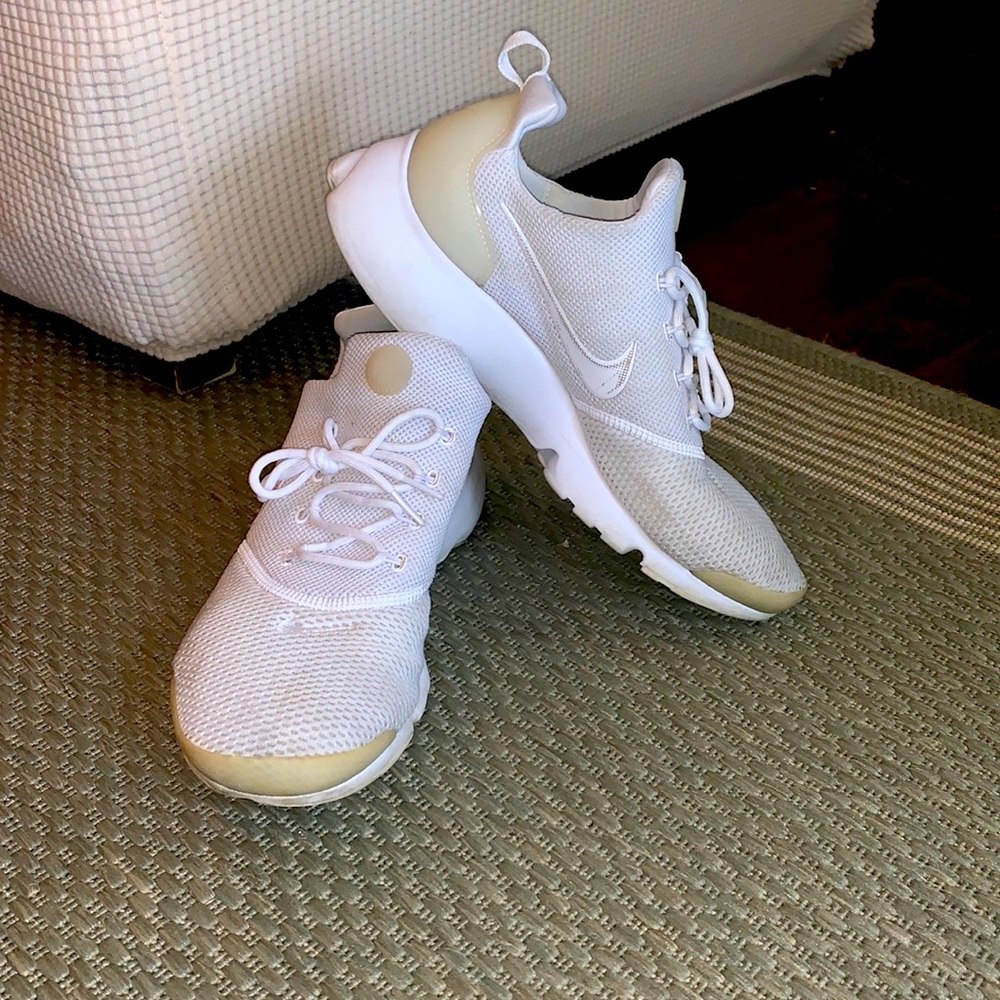 Men’s Nike tennis shoes